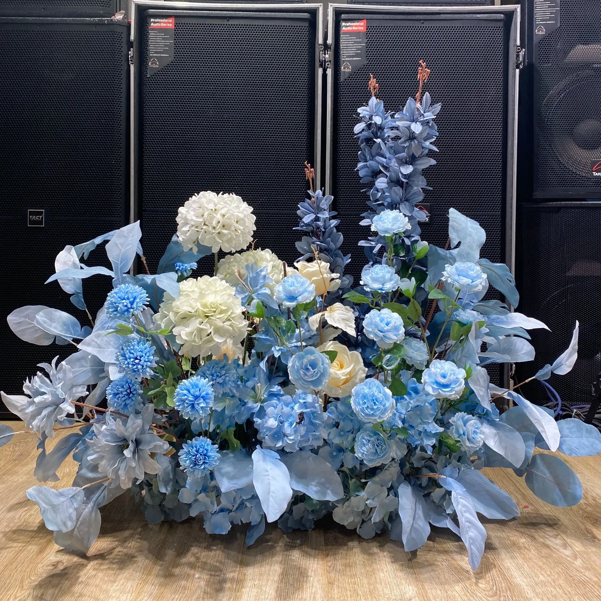 H-727 Aangepaste Kunstmatige Bruiloft Bloemen Blauw En Wit Zijde Grond Bloem Voor Evenement Feest Decoraties
