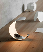 Lampe de table blanche en forme de croissant de lune, design italien minimaliste nordique, simple, en aluminium, avec commande tactile AC, protection des yeux, réglable