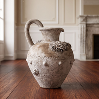 Vase de sol en céramique antique avec texture en argile terracotta de type barnacle, design rustique pour une décoration d'intérieur charmante de style balinais