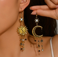 Retro-Ohrringe mit einzigartigem Sonnen- und Halbmond-Anhänger-Design, besetzt mit Diamanten. Ohrstecker für Damen.
