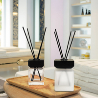 Bouteille diffuseur en verre d'arôme sans flamme carrée transparente personnalisée avec bouchon à vis réutilisable et 100 pièces de quantité minimale de commande