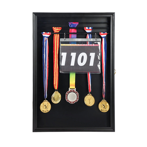 Espositore per Medaglie in Legno Nero con Porta Numero di Gara, Cornice per Premi Sportivi da Appendere a Parete - Product Image 2