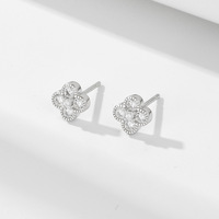 Boucles d'oreilles clous fleur en argent sterling 925 plaqué or avec zircone cubique, boucles d'oreilles florales à quatre pétales pour femme, bijoux fins