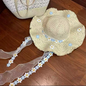 Chapeau de soleil en paille brodé de fleurs avec logo personnalisé - Tissé dégradé avec franges et bord ondulé - Product Image 4