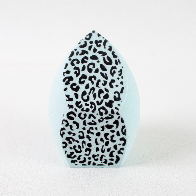 Oeuf de beauté grand format motif léopard, bleu ciel.