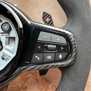 Volant entièrement en alcantara avec bande tricolore pour G20 G22 G30 G31 M2 G87 M3 G80 M4 G82 G42 M5 F90 F80 F82 F95 X3M - Product Image 4