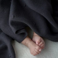 Couverture en tricot doux pour bébé Couverture en coton biologique blanc à pois pour nouveau-né Jeté confortable pour berceau ou poussette