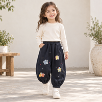 Celana Jogger Biru Dongker untuk Anak Perempuan dengan Aplikasi Bunga Kotak-Kotak Warna-Warni dan Saku Samping untuk Koleksi Pakaian Anak Grosir dan Kustom