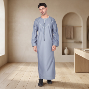 Túnica Árabe Premium para Hombre, Thobe Musulmán de Manga Larga con Elegante Bordado en Contraste, Dishdasha Tradicional de Oriente Medio para Eid - Product Image 2
