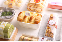 Boîte à dessert rectangulaire entièrement transparente de qualité alimentaire avec couvercle en dôme haute transparence et fond antidérapant gaufré pour rouleaux de crème et fromages individuels