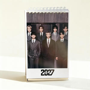 เคป๊อป สเตรย์คิดส์ 2027 ปฏิทินตั้งโต๊ะ, ของตกแต่งเดสก์ท็อปแฟชั่น, ของขวัญเครื่องเขียนสำหรับใช้ประจำวันสำหรับแฟนๆฮยอนจิน จองกุก วี จูฮุน อฮเยอน - Product Image 2