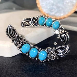 Bracelet manchette vintage E1725 en turquoise, motif floral en argent tibétain, bijoux unisexe, sertissage clos en argent antique plaqué - Product Image 5