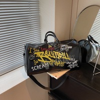 Sac de voyage en PU imprimé numérique personnalisé style graffiti avec séparation sec/humide, sangle réglable 54 cm, sac de week-end multi-logo