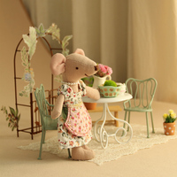 Meubles miniatures en métal personnalisés en gros pour poupées de mode acceptent des tables de chaises évidées faites d'accessoires de maison de poupée