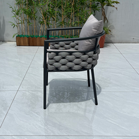 Ensemble de bistro d'extérieur de style français: table en marbre et chaises en rotin pour patio, jardin, café, balcon