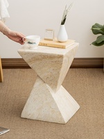 Table d'appoint moderne pour salon, table basse sculpturale en placage de travertin crème, tabouret architectural unique pour la décoration de la maison