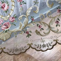 Rideau en tissu organza brodé de fleurs