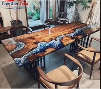 Table à manger en noyer avec résine époxy et bord naturel, table rivière moderne en résine époxy pour la maison
