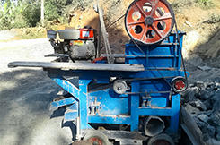 Trituradora de mandíbulas eléctrica portátil de 10 toneladas por hora, mini trituradora móvil con cinta transportadora, pequeña trituradora de piedra diésel con motor y cojinete central. - Product Image 4