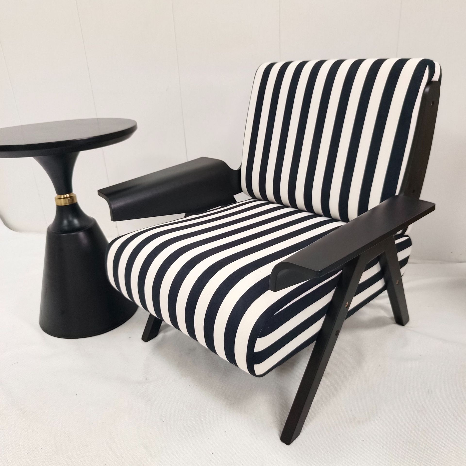 Black and white stripes (frame black)