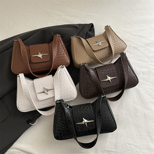 Venta al por mayor de estilo coreano de textura trenzada Mini bolsos de mano para las mujeres de lujo de inspiración de hombro y bolsos cruzados - Product Image 3