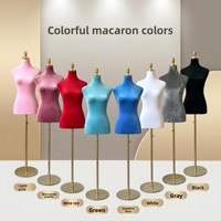 Mannequin femme demi-corps en velours avec support et capacité d'insertion de pinces pour la drapage de vêtements et la présentation en direct