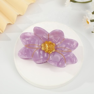 กิ๊บติดผมรูปดอกพลัมหวานสำหรับผู้หญิง ดีไซน์ลายดอกไม้ สำหรับตกแต่งผมด้านหลังศีรษะอย่างมีสไตล์ - Product Image 2