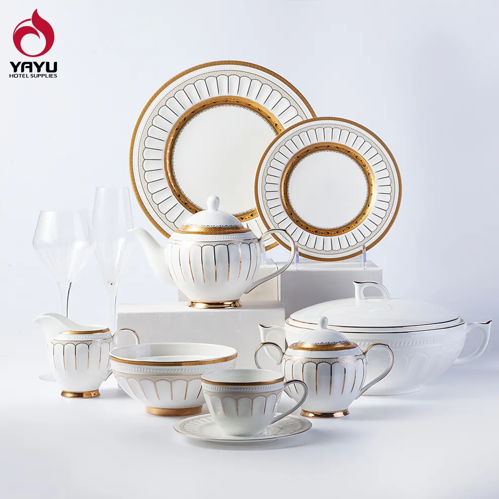Uitstekende Ontwerp Vaatwasmachinebestendig Reliëf Bloemen Kunstwerk Premium Gold Velg Keramische Diner Platen Sets Royal Bone China Servies