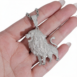 Colgante de Moissanita con Diseño de León, Plata 925, Micro Pavé, Corte Brillante Redondo, Unisex, Amuleto de Lujo con Temática Animal para Uso Diario - Product Image 2