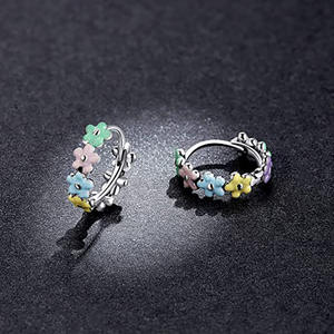 Pendientes de aro con flores coloridas para mujer, aleación de zinc, accesorios de joyería de moda, pendientes pequeños llamativos - Product Image 3