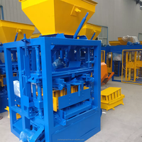 Machine de fabrication de briques de pavé autobloquantes et creuses Jiusheng QTJ4-26 avec moteur, production automatique de ciment pour l'Afrique