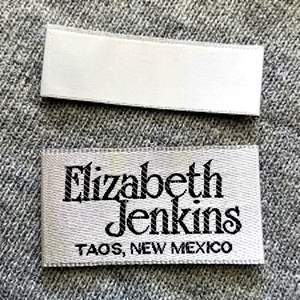 Etiqueta de Tela Autoadhesiva de Poliéster Tejido con Impresión por Transferencia de Calor Elizabeth Jenkins, Cuadrada, TAOS Nuevo México - Product Image 1
