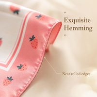 Foulard de fête en satin de polyester imprimé fraises, bandana carré léger à séchage rapide pour toutes les saisons