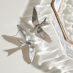 Boucles d'oreilles pendantes en forme d'oiseau rétro européen-américain en trois dimensions, en acier inoxydable non décolorant, avec sertissage à bélière - Product Image 3