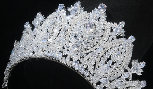 Glamourose corone nuziali in cristallo argentato, tiare regaliere per donne e bambine, ideali per matrimoni, compleanni, balli di fine anno e concorsi di bellezza. - Product Image 3