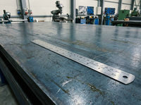 Plaque laminée à chaud à composition chimique homogène avec une souduabilité supérieure pour les récipients sous pression et l'ingénierie marine