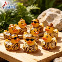 Vente en gros usine : Canard en caoutchouc vinyle de 5 cm à motif guépard, avec logo personnalisé, non toxique, jouet de bain pour les prix de fête