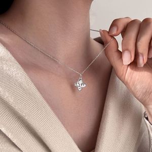 Collier pendentif trèfle à quatre feuilles en argent S925 de luxe de la collection Dylam Blossom, avec chaîne à maillons et zircone 5A, pour femmes - Product Image 3
