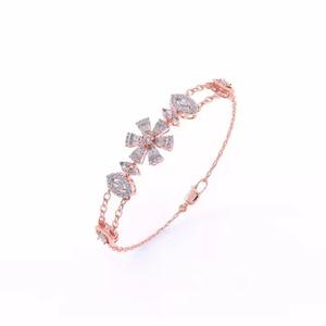 Bracelet tendance en forme de fleur, diamant rond taille brillant, or blanc 18 carats, design classique étincelant - Product Image 3