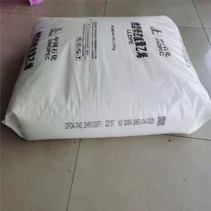 เม็ดพลาสติก LLDPE R50035 ความหนาแน่นต่ำแบบเชิงเส้นชนิดไหลง่าย เกรดสำหรับทำฟิล์ม อุปกรณ์กีฬา ราคาประหยัด เม็ดพลาสติกสำหรับการขึ้นรูปแบบหมุน - Product Image 5