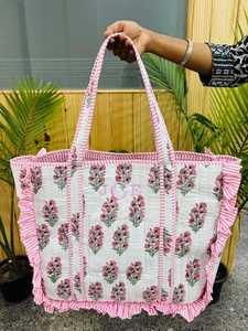 กระเป๋าโท้ทผ้าฝ้ายพิมพ์ลายดอกไม้สีชมพู แต่งระบาย ทำมือ กระเป๋าสะพายไหล่ผู้หญิง เป็นมิตรกับสิ่งแวดล้อม กระเป๋าช้อปปิ้งสำหรับเดินทาง ทำมือ - Product Image 4