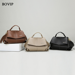 Bolso T-62 Minimalista de Cuero Suave, Estilo Satchel Trio, Versátil, con Asa Superior y Correa Cruzada, en <span class=keywords><strong>Tonos</strong></span> Neutros, para el Día a Día y Salidas Informales - Product Image 1