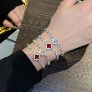 Pulsera de tenis de trébol de cuatro hojas de la suerte con cristales de imitación de moda, en oro rojo, plata y moissanita roja, con diseño de trébol de diamantes - Product Image 2