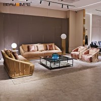 Canapé modulaire de luxe à imprimé léopard, cuir givré et accents dorés, parfait pour un salon d'hôtel chic et une résidence élégante