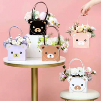 Handgefertigte Tragetasche im Kleinen Bären-Stil mit Blumenstrauß-Motiv, Kordelzug-Griff, Tragbare Wasserdichte Weiße Kraftpapier-Verpackungsbox für Taschen