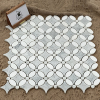 Carrelage en marbre mosaïque moderne de luxe, découpe au jet d'eau, avec motif floral en médaillon, pour la décoration des sols et des murs d'hôtels et de villas