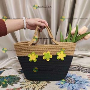 Sac fourre-tout en corde de coton tressée fait main pour femme, style simple et tendance, nouveau modèle estival, en paille assortie pour les vacances à la mer - Product Image 4