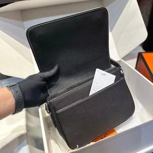 Sac à bandoulière en cuir pour femme, luxueux et tendance, avec fermeture éclair et chaîne décorative - Product Image 1