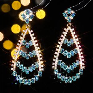 Boucles d'oreilles pendantes géométriques exagérées en alliage plaqué or avec strass en verre coloré, style mode transfrontalière pour femmes européennes et américaines - Product Image 5