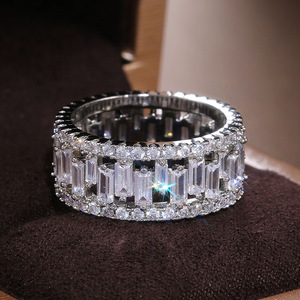 Bague Cocktail F556 en Argent 925 avec Cristaux et Strass Sertis en Canal, Bijou Géométrique pour Femme, Idéal pour les Fêtes - Product Image 3